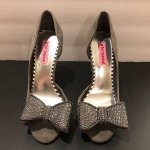 BETSEY JOHNSON Glisin Suede Peep-Toe Heel with Bow, grey / silver, size 8